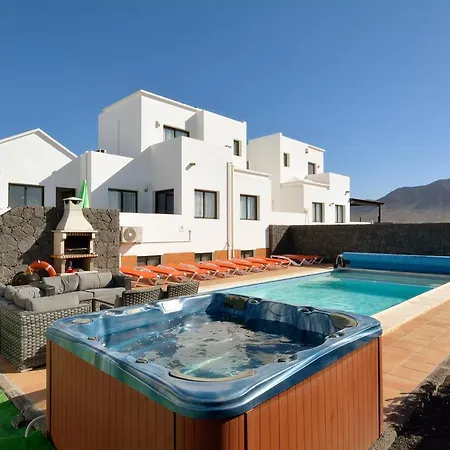 Playa Blanca Sleeps 10 Pool Air Con Wifi Villa Playa Blanca (Lanzarote)